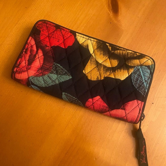 ❌❌SOLD❌❌Vera Bradley Zip Around Floral Wallet - Picture 10 of 14